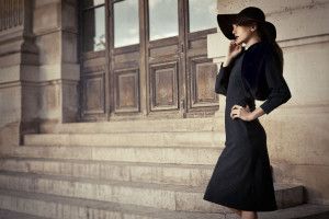 Model in a wide-brimmed hat on stone steps, Sur la Terre inTown, Paris 2012